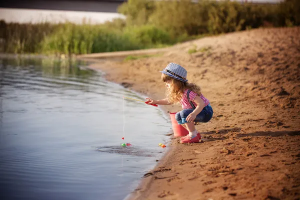 Ребенок играет в рыбалку — стоковое фото