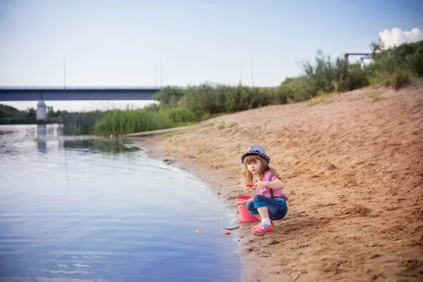 Niño jugando en la pesca — Foto de Stock