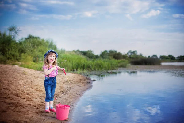 Barn leker fiske — Stockfoto