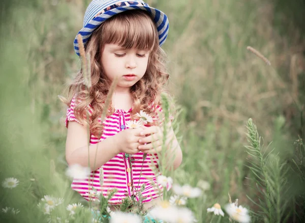 Menina pequena ao ar livre — Fotografia de Stock