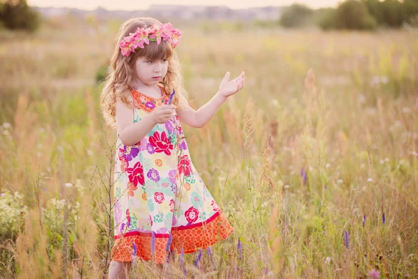 Vacker liten flicka utomhus — Stockfoto