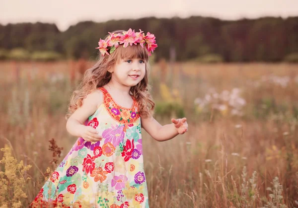 Schöne kleine Mädchen im Freien — Stockfoto