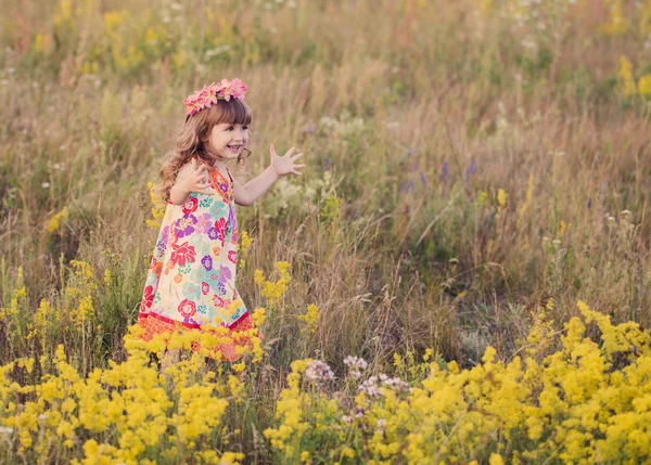 Belle petite fille en plein air — Photo