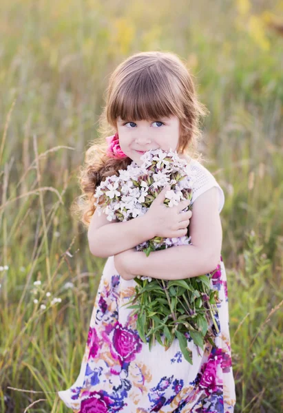 Mooi meisje met witte boeket — Stockfoto
