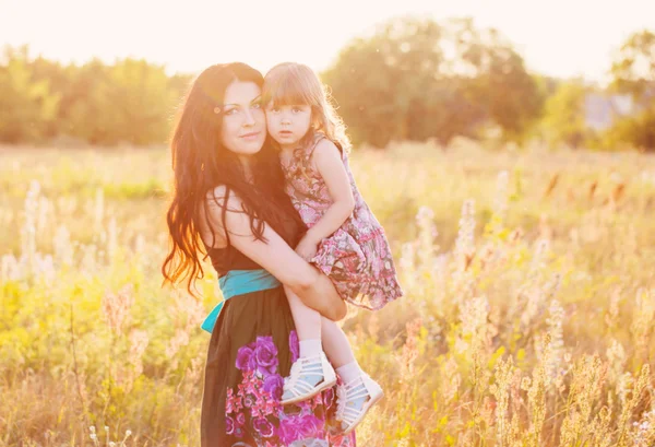 mutlu anne holding bebek açık