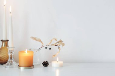 sonbahar ev dekorasyonları yanan mumlarla