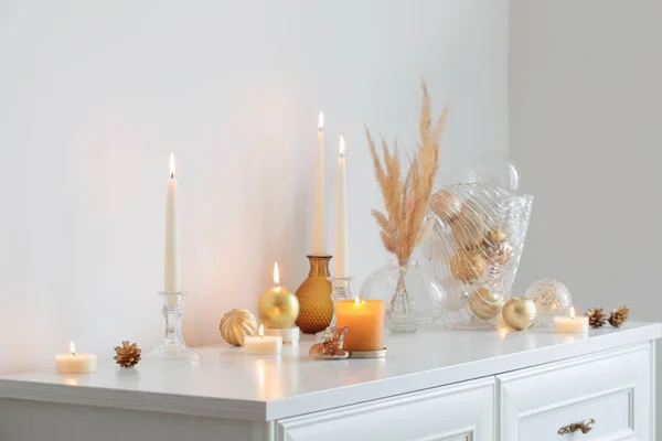 白い部屋でろうそくを燃やすクリスマスの装飾 — ストック写真