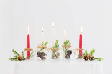 İç mekânında yanan mumlar olan ev Noel dekoru.