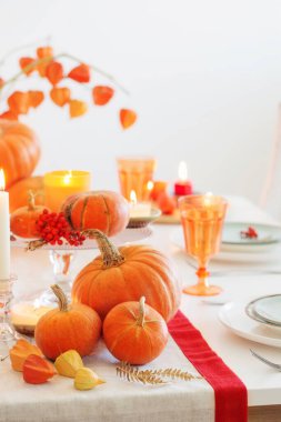 Yanan mumlar ve balkabaklarıyla sonbahar sofrası