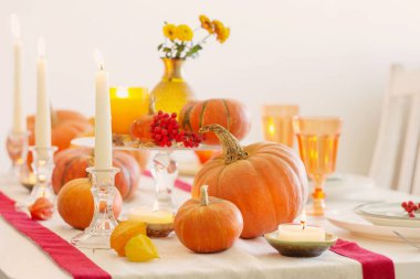 Yanan mumlar ve balkabaklarıyla sonbahar sofrası