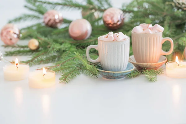 Twee Kopjes Koffie Met Marshmallow Kerst Spar Takken — Stockfoto