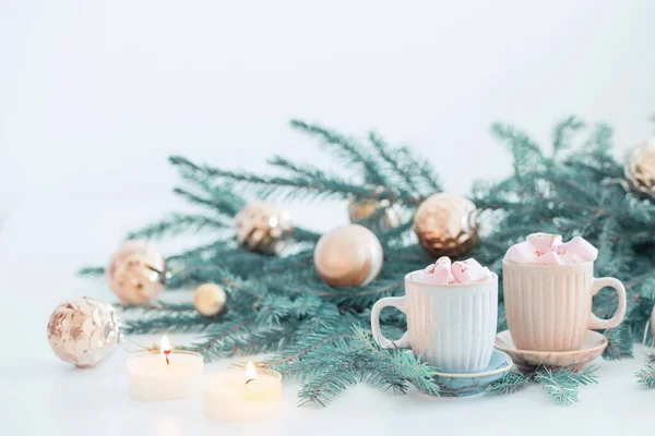 マシュマロとクリスマスのモミの木の枝を持つ2杯のコーヒー — ストック写真