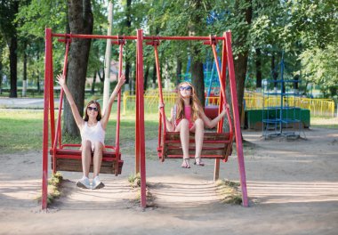 salıncak üzerinde iki kız