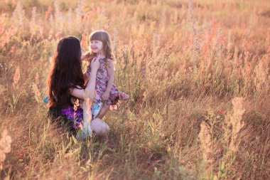 Anne ve kız çayırda