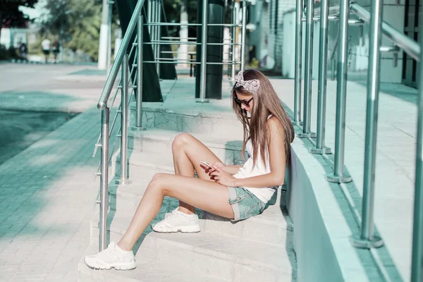 Menina adolescente em seu telefone celular — Fotografia de Stock