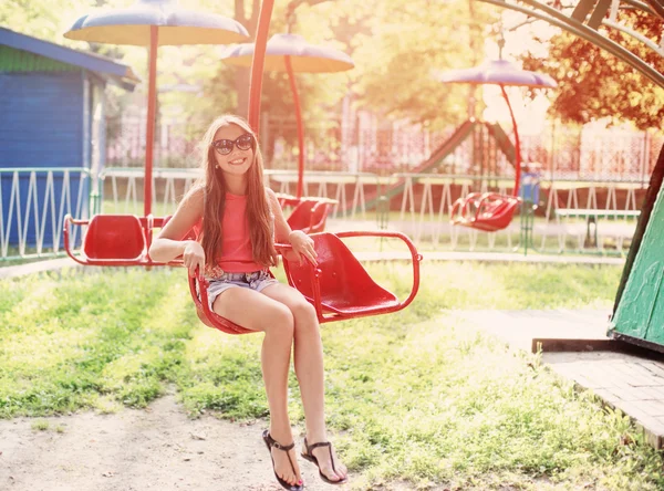 Menina feliz no parque infantil — Fotografia de Stock