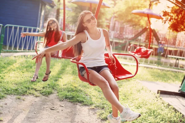 Meninas felizes no parque infantil — Fotografia de Stock