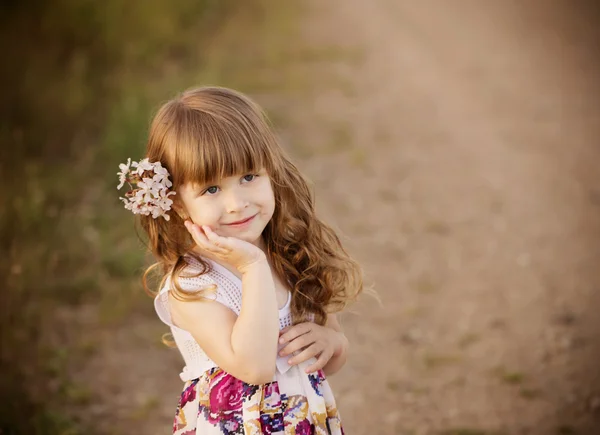 Venkovní malá holčička — Stock fotografie