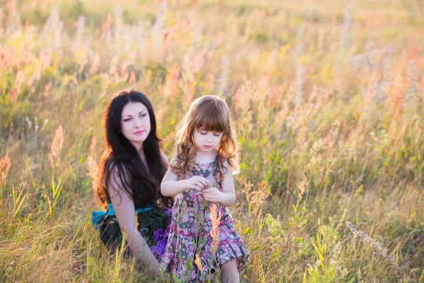 Mor och dotter i äng — Stockfoto