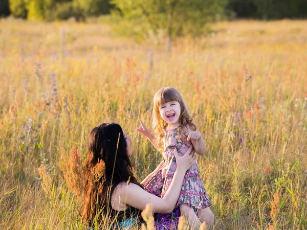 Mother and daughter in meadow — Stock Photo, Image