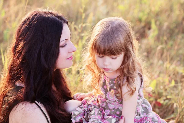 Mor och dotter utomhus — Stockfoto