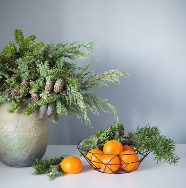 Gri arkaplanlı mandalinalı yeni yıl dekoru