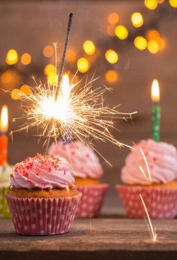 maytap eski ahşap zemin ile cupcake