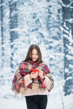 Kış karlı ormanda güzel kız