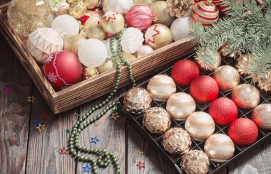 Koyu ahşap arka planda kutuda Noel topları