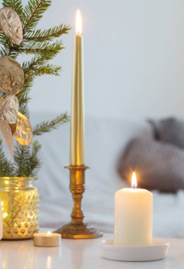 İçi beyaz mum dolu Noel süslemeleri.