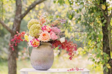 Bahçedeki ahşap rafta güzel bir buket