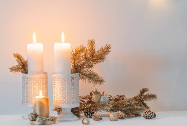 Beyaz iç döşemeli Noel altın dekoru