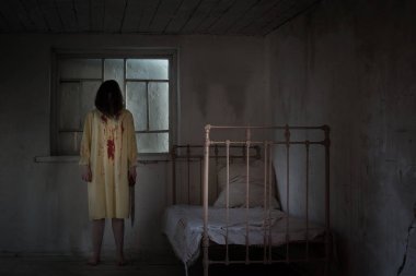 Geceleri kilitli odada bıçakla kana bulanmış korkunç deli kız.