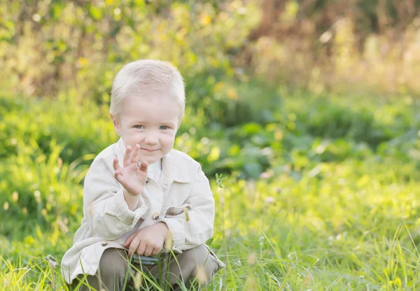 Klein Gelukkig Blond Jongen Outdoor Zonnige Zomerdag — Stockfoto