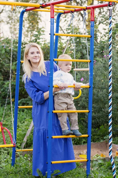 Kleine Jongen Met Zijn Moeder Speelplaats Zomerdag — Stockfoto