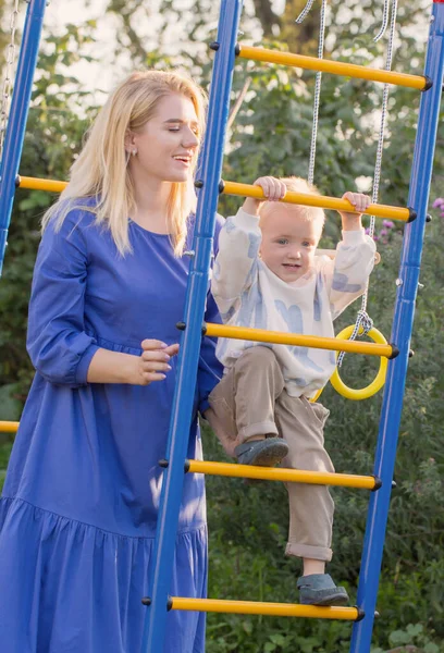 Niño Pequeño Con Madre Patio Recreo Día Verano — Foto de Stock