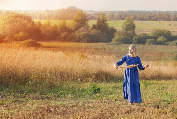 Blonde Junge Frau Blauem Kleid Feld Bei Sonnenuntergang — Stockfoto