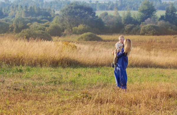 Ξανθιά Νεαρή Γυναίκα Μπλε Φόρεμα Στο Πεδίο Κατά Ηλιοβασίλεμα — Φωτογραφία Αρχείου