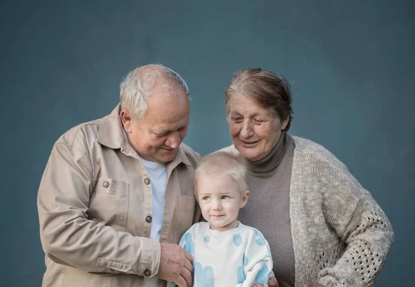 Bisabuela Bisabuelo Con Bisnieto Sobre Fondo Azul —  Fotos de Stock