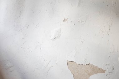 Çatlak beyaz çimento yüzeyinin eski arkaplanı