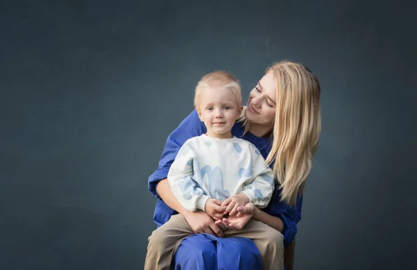Ευτυχισμένη Μαμά Και Γιος Μπλε Φόντο — Φωτογραφία Αρχείου