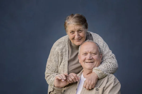 Heureux Couple Marié Âgé Sur Fond Bleu — Photo