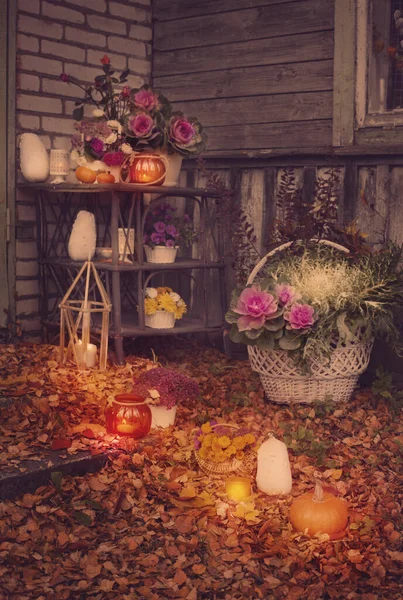 Landelijke Herfstdecoraties Tuin Met Pompoenen Bloemen Sierkool — Stockfoto