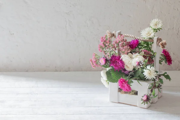 Fiori Rosa Bianchi Cestino Legno Sfondo Bianco — Foto Stock