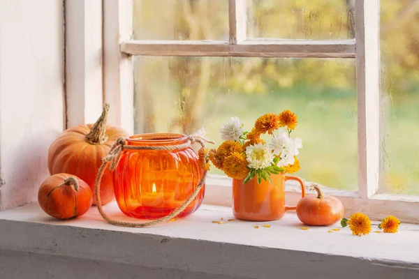 Fiori Autunnali Zucche Sul Vecchio Davanzale Bianco — Foto Stock