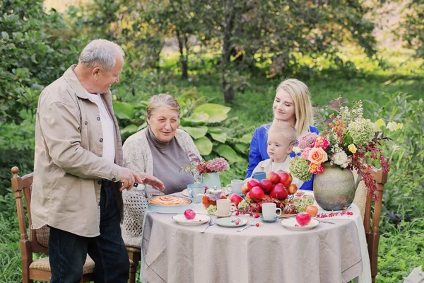 Família Feliz Mesa Colocada Com Torta Maçã Jardim — Fotografia de Stock