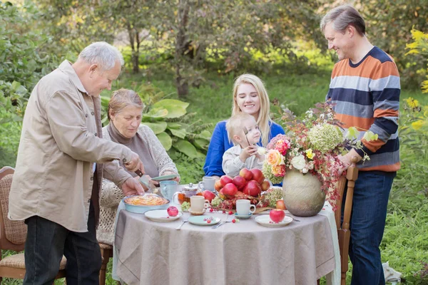Счастливая Семья Накрытым Столом Яблочным Пирогом Саду — стоковое фото