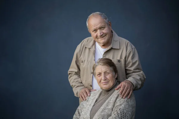 Mavi Arka Planda Mutlu Yaşlı Evli Bir Çift — Stok fotoğraf