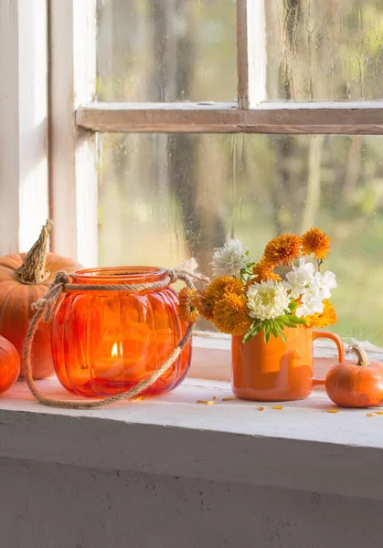 Herbstblumen Und Kürbisse Auf Alter Weißer Fensterbank — Stockfoto