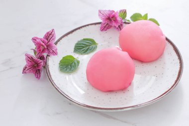Japon tatlısı mochi beyaz mermer masada.
